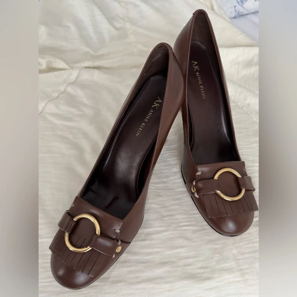 ANNE KLEIN WOMEN’S BROWN LEATHER PUMPS WITH GOLD BUCKLE SIZE 8.5 BRAND NEW - Picture 3 of 11